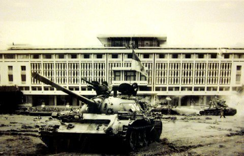 Xe tăng quân giải phóng  đánh chiếm  phủ tổng thống ngụy lúc 9h 30 ngày 304.jpg